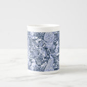 アールヌーボーピーコックプリントネイビー&ホワイト ボーンチャイナマグカップ (正面)
