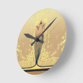 アールヌーボーフローラチューリップピンクと金ゴールド エレガント ラウンド壁時計 (傾斜)