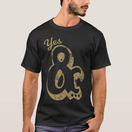 イェス・アンド・ビッグ・アンパサンド即興コメディ男子 Tシャツ (正面)