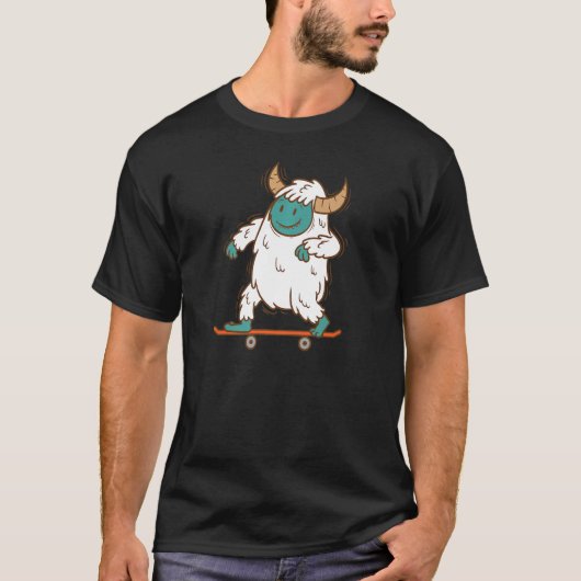 イェティスケートで滑る雪だるまクリーチャー足跡 Tシャツ (正面)