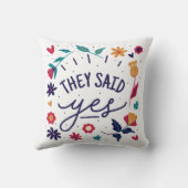 イエスと言ったエンゲージメント クッション (裏面)