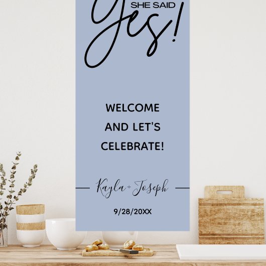 「イエスと言った」バナー　ダスティーブルー　エンゲージメント　ウェルカム ポスター (キッチン)