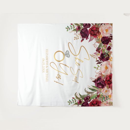 イエスと言った 花嫁のシャワーのためのバーガンディ フローラル バックドロップ タペストリー (正面(横))
