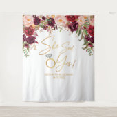 イエスと言った 花嫁のシャワーのためのバーガンディ フローラル バックドロップ タペストリー (正面)