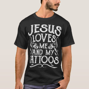 イエスは私と私の入れ墨のクリスチャンAを愛している Tシャツ