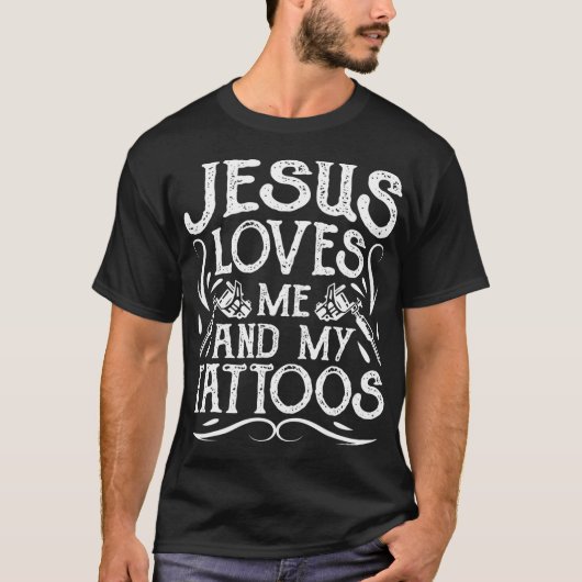 イエスは私と私の入れ墨のクリスチャンAを愛している Tシャツ (正面)