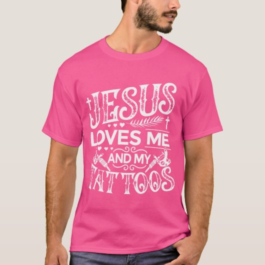 イエスは私と私の入れ墨を愛している Tシャツ (正面)