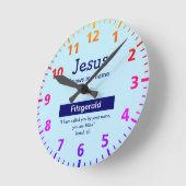 イエスは私の名前を知っている可愛い青いパーソナライズされた少年 ラウンド壁時計 (傾斜)