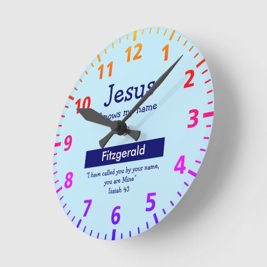 イエスは私の名前を知っている可愛い青いパーソナライズされた少年 ラウンド壁時計 (傾斜)