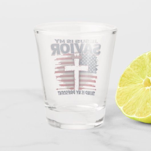 イエスは私の救い主であり、トランプは私の大統領であおもしろいる ショットグラス (裏面)