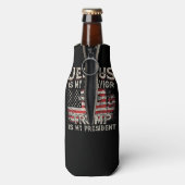 イエスは私の救い主であり、トランプは私の大統領アメリカ人である ボトルクーラー (ボトル裏面)