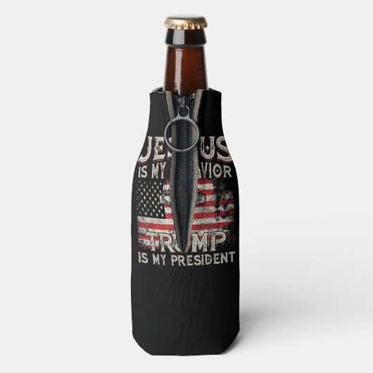 イエスは私の救い主であり、トランプは私の大統領アメリカ人である ボトルクーラー (ボトル裏面)