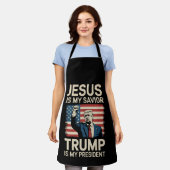イエスは私の救い主であり、トランプは私の大統領47アメリカ エプロン (着用した状態)