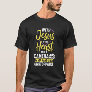 イエスをハートに、カメラを手におもしろい Tシャツ