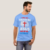 イエスを信じる 政府を信じない Tシャツ (正面フル)