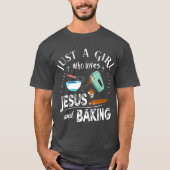 イエスを愛し、キリスト教のベーキングを愛する少女 Tシャツ (正面)