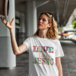 イエスカラフル様のように愛を台本に描く Tシャツ<br><div class="desc">キリスト教のTシャツ「Love Like Jesus」で信仰とファッションの世界に入り込む。このクリスチャンの女性Tシャツは、トレンディーの美学と力強いメッセージを融合させ、カラフルの花の構成に複雑に織り込まれたラブレター鮮やかを特徴としている。あなた表現の信仰心はシックでモダン、このイエスのTシャツとはっきりした、美しく美しい信仰告白を作る。キリスト教のTシャツ「Love Like Jesus」で信仰とファッションを受け入れる。トレンドを超えて、あなたの旅を導く愛と恵みの証として立つ声明を作りなさい。あなたのワードローブを高め、世界との共有メッセージを伝える。今日注文して衣服をプライドで!#christian #religion #scripture #faith #bible #jesus #lovelikejesus</div>
