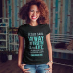 イエス感動的引用文モダン脚本 Tシャツ<br><div class="desc">ヨハネ14:6の聖書の聖句を持つキリスト教のTシャツイエスは彼に言った、「わたしは道であり、真理であり、いのちである。私を通し来てしか父に対して誰も出来ない」詩は青いパステル色で書き物とミニマルタイポグラフィを混ぜて書かれている。このトレンディーモダン、信仰のデザインは完璧な贈り物とファッション声明である。#christian #religion #scripture #faith #bible #jesus</div>