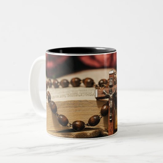 イエス様が十字架に乗った木製のロザリオ ツートーンマグカップ (正面左)