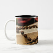 イエス様が十字架に乗った木製のロザリオ ツートーンマグカップ (左)