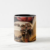 イエス様が十字架に乗った木製のロザリオ ツートーンマグカップ (中央)