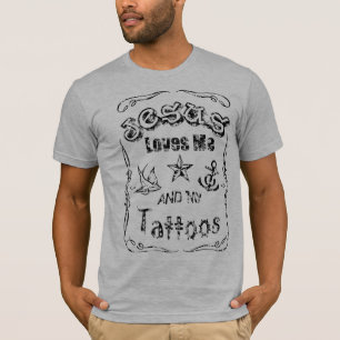 イエス・キリストは私および私の入れ墨を愛します Tシャツ