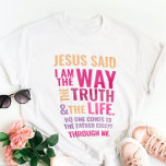イエス Tシャツ<br><div class="desc">ヨハネ14:6の聖書の聖句を持つキリスト教のTシャツイエスは彼に言った、「わたしは道であり、真理であり、いのちである。私を通し来てしか父に対して誰も出来ない」詩はオレンジ色の赤とピンクの色で、ミックス書道とミニマリストのタイポグラフィ。このトレンディーモダン、信仰のデザインは完璧な贈り物とファッション声明である。#christian #religion #scripture #faith #bible #jesus</div>