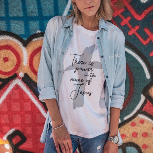 イエズスのTシャツの名の下に力がある Tシャツ