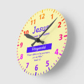イエパーソナライズされたスは私の名前を知る可愛い黄色い子どもたち ラウンド壁時計 (傾斜)