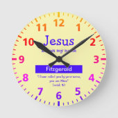 イエパーソナライズされたスは私の名前を知る可愛い黄色い子どもたち ラウンド壁時計 (正面)