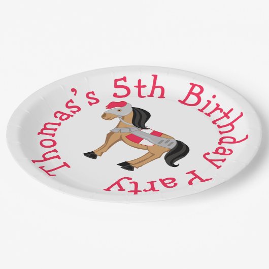 イエブロンドかわいい騎士の馬を聞く ペーパープレート (アングル)