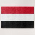 イエメン国旗 ジグソーパズル<br><div class="desc">このデザインは、西アジアのアラビア半島の南端の国であるイエメン（公式にはイエメン共和国）の国旗を特集している。イエメン縁どは北にサウジアラビア、西に紅海、南にアデン湾とガードハウイ海峡、東にオマーンによって行われている。さらに、イエメンの領土はグアルダフイ海峡のソコトラ諸島を含む200以上の島々を含む。イエメンの首都はサナアだが、アデンの港町は現在、一時的な首都である。イエメン専攻のの他の都市はタイズ、アル・ハデイダ、イブ、ムカラ、ダマー、「アムラン、バジル、サダ。</div>