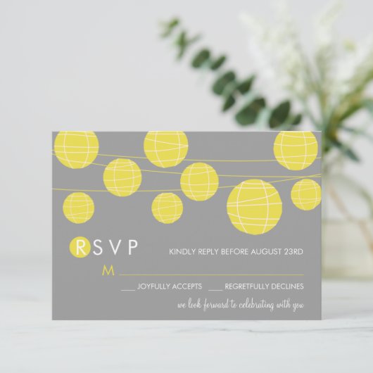 イエロぶら下がったーの中国の紙ランタンRSVPカード 出欠カード (スタンド正面)