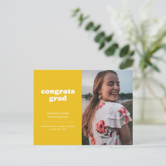 イエローおめでとうグラッドフォト卒業招待状 ポストカード (スタンド正面)