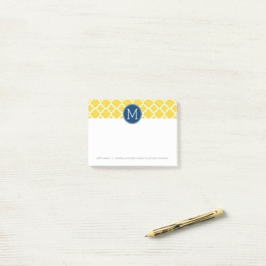 イエローとネイビーのクローバーパターカスタムンのモノグラム ポストイット (デスク上)