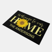 イエローとブラック名前をカスタムするひまわり歓迎 ドアマット (アングル)