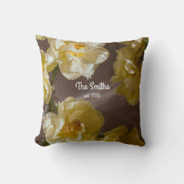 イエローのチューリップとオーダーメイドのファミリー ネーム クッション