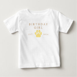 イエローの子供の誕生日ギンガムパウプリント誕生日 ベビーTシャツ