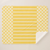 イエローの幾何学的なチェックとストライプ シェルパブランケット (正面(横))