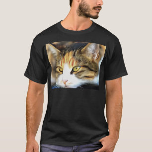 イエローアイドカリコキャットリアリスティックペットポートレート Tシャツ