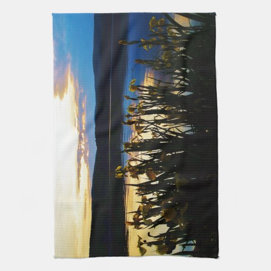 イエローアイリスアットレイクアローワードショア キッチンタオル (縦)