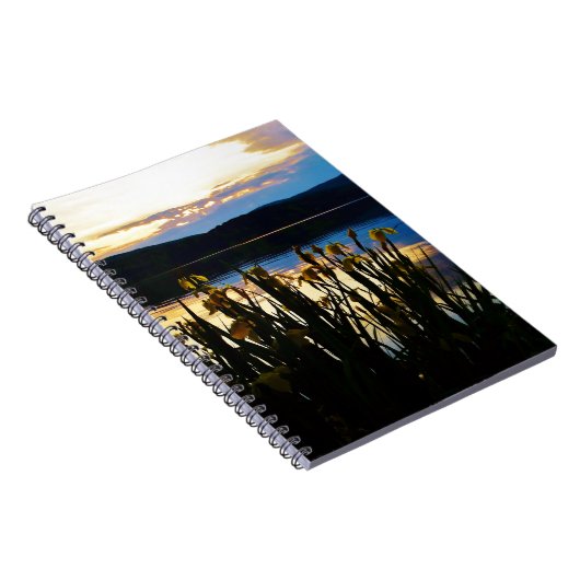 イエローアイリスアットレイクアローワードショア ノートブック (右側)