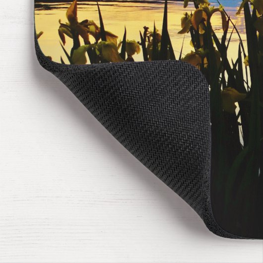 イエローアイリスアットレイクアローワードショア マウスパッド (コーナー)