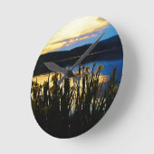 イエローアイリスアットレイクアローワードショア ラウンド壁時計 (傾斜)