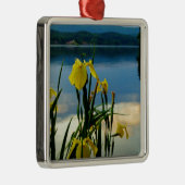 イエローアイリスアットレイクショア メタルオーナメント (右)
