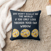 イエローアパートメント建物トラベルインスピレーション クッション (ブランケット)