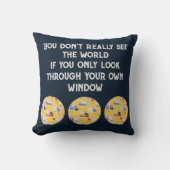 イエローアパートメント建物トラベルインスピレーション クッション (正面)