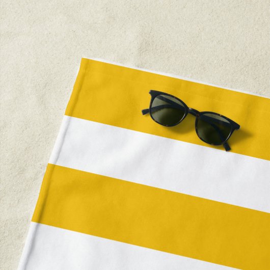 イエローアンドホワイトストライプのネームカバナストライプ ビーチタオル (インサイチュ)