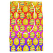 イエローイースターエッグオンレインボー水玉模様 ミディアムペーパーバッグ (正面)