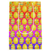 イエローイースターエッグオンレインボー水玉模様 ミディアムペーパーバッグ (裏面)